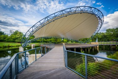 Sahne alanı üzerinde bir gölde Senfoni Park Charlotte, Kuzey Karolina