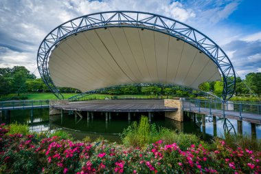 Sahne alanı üzerinde bir gölde Senfoni Park Charlotte, Kuzey Karolina