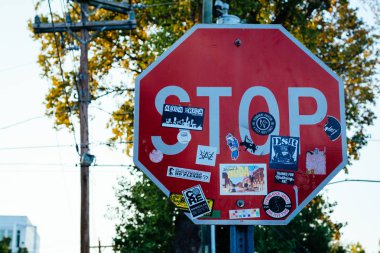 Dur işareti ile çıkartmalar, Noda, Charlotte, Kuzey Karolina.