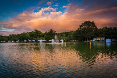 Özgürlük Parkı, Charlotte, Kuzey Ca gölde üzerinde gökyüzü günbatımı