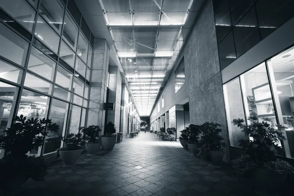 Corridor at night, in Uptown Charlotte, North Carolina. — Stock Photo, Image