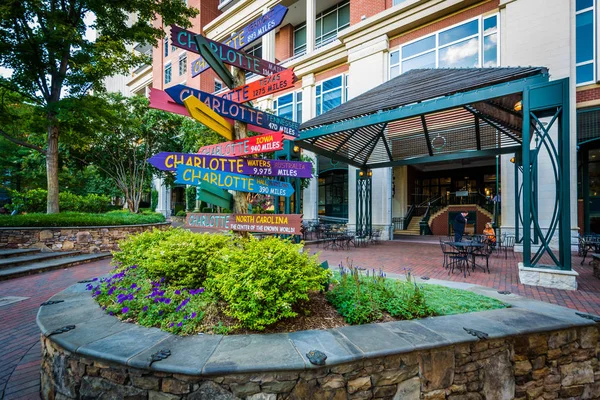 Distance signs at The Green, in Uptown Charlotte, North Carolina — Stock Photo, Image