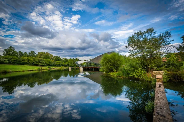 Dramatic sky over the lake at Symphony Park, in Charlotte, North — Stock Photo, Image