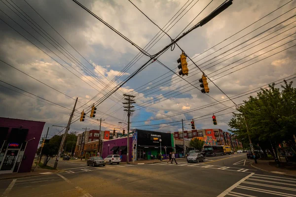 Dramatic stormy sky over an intersection in NoDa, in Charlotte, — Stock Photo, Image