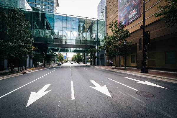 Enclosed pedestrian bridge over a street in Uptown Charlotte, No — Stock Photo, Image