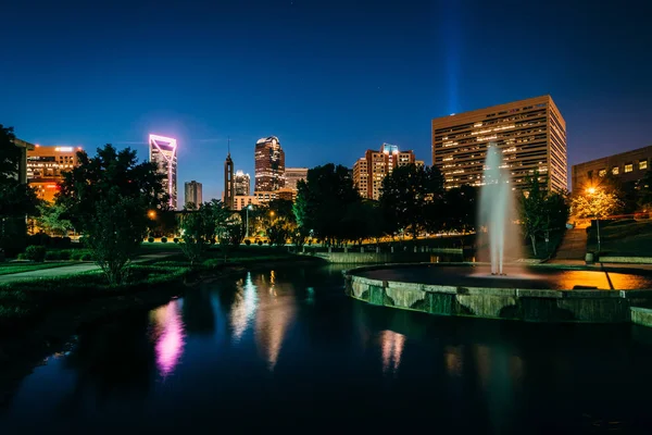 Fountain and lake at Marshall Park and the Uptown skyline at nig — Stock Photo, Image