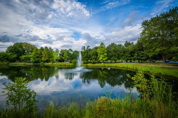 Fonte e lago no Symphony Park, em Charlotte, Carolina do Norte — Fotografia de Stock