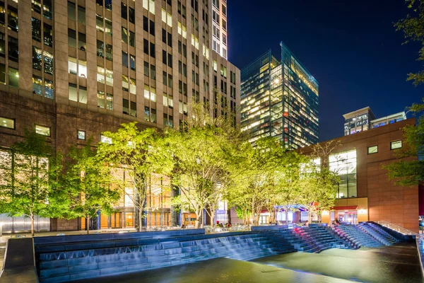 Fountains and modern buildings at night, in Uptown Charlotte, No — Stock Photo, Image