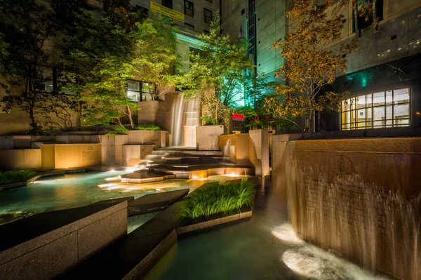 Fountains at Thomas Polk Park at night, in Uptown Charlotte, Nor — Stock Photo, Image