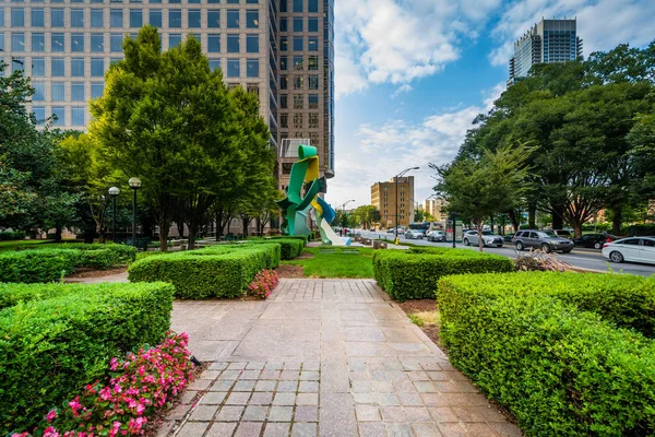 Jardins et bâtiment moderne à Uptown Charlotte, Caroline du Nord . — Photo