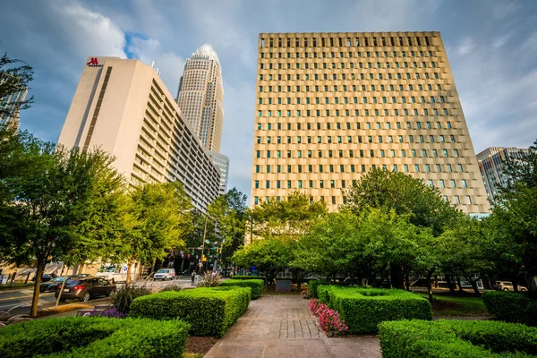 Gardens and modern buildings in Uptown Charlotte, North Carolina — Stock Photo, Image
