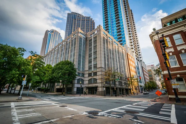 Intersection and modern buildings in Uptown Charlotte, North Car — Stock Photo, Image