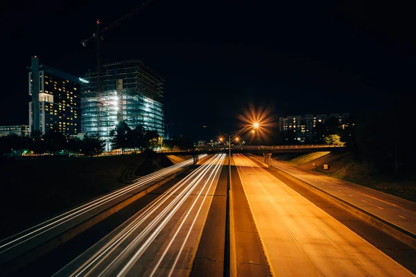 Interstate 277 på natten, i Uptown Charlotte, North Carolina. — Stockfoto