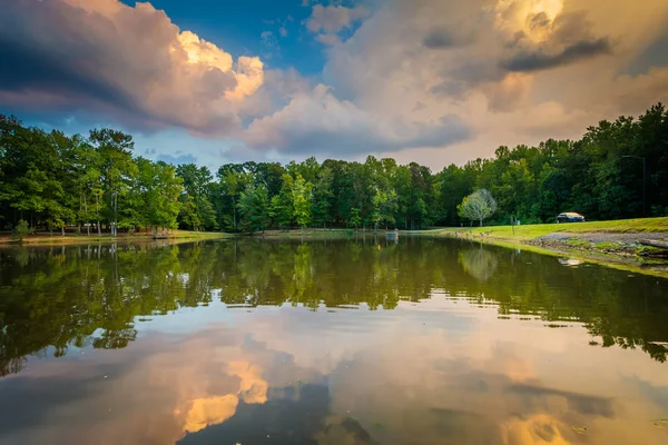 Lake at sunset, at Park Road Park, in Charlotte, North Carolina. — Stock Photo, Image