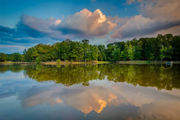 Lago ao pôr do sol, no Park Road Park, em Charlotte, Carolina do Norte . — Fotografia de Stock