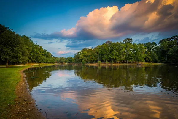 Lago ao pôr do sol, no Park Road Park, em Charlotte, Carolina do Norte . — Fotografia de Stock