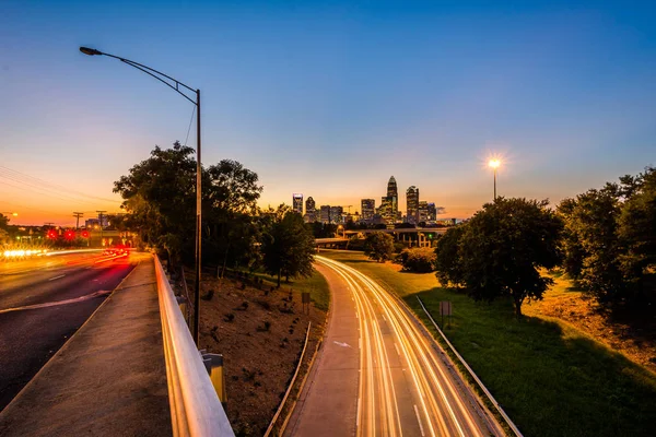 Lunga esposizione del traffico sulla Andrew Jackson Highway e vista — Foto Stock