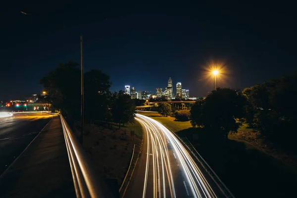 Lång exponering av trafik på Andrew Jackson Highway och Visa — Stockfoto