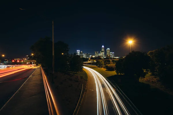 Lång exponering av trafik på Andrew Jackson Highway och Visa — Stockfoto