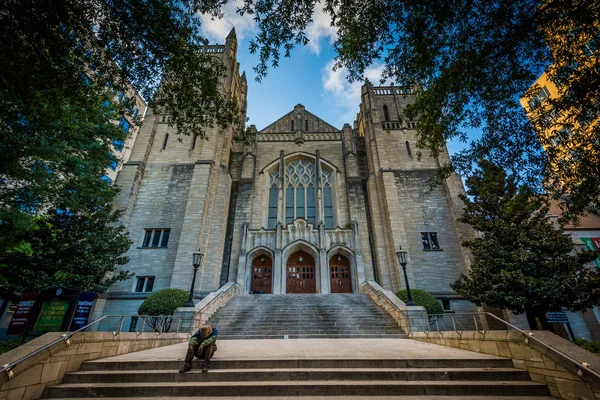 Man zit op de trappen van de eerste United Methodist Church, in omhoog — Stockfoto