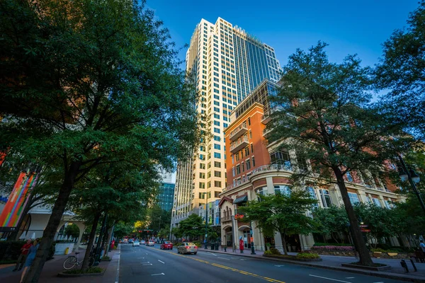 Bâtiments modernes et rue Tryon, dans le centre-ville de Charlotte, North Ca — Photo