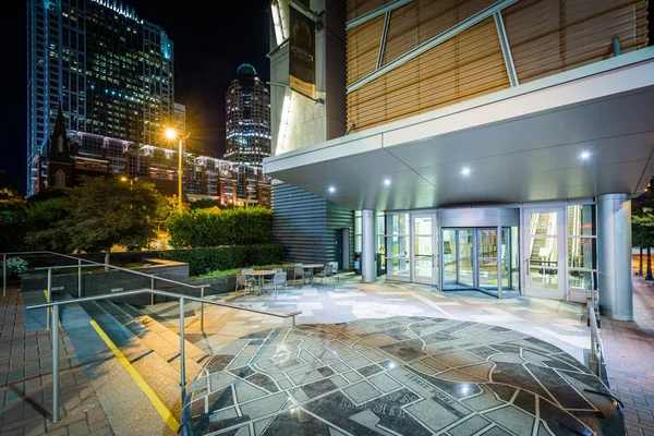 Moderne gebouwen in de nacht, in Uptown Charlotte (North Carolina). — Stockfoto