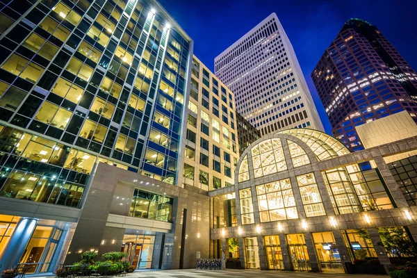 Moderne gebouwen in de nacht, in Uptown Charlotte (North Carolina). — Stockfoto