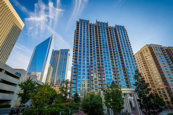 Modern binalar Romare Bearden Park'ta şehir dışına Charlott gördüm