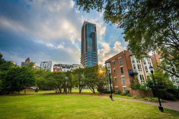 Modern felhőkarcoló és a negyedik Ward Park, Charlotte, North Caro — Stock Fotó