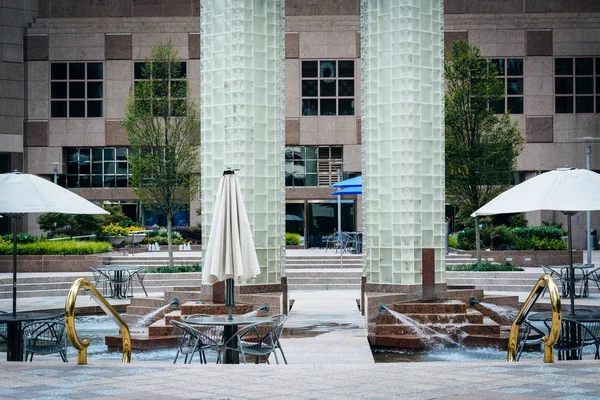Park med fontän och tabeller i Uptown Charlotte, North Carolin — Stockfoto