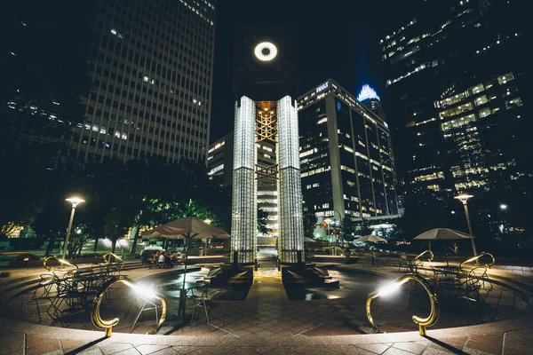 Yaya plaza ve modern binalar gece, şehir dışına Charlo