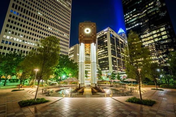 Yaya plaza ve modern binalar gece, şehir dışına Charlo