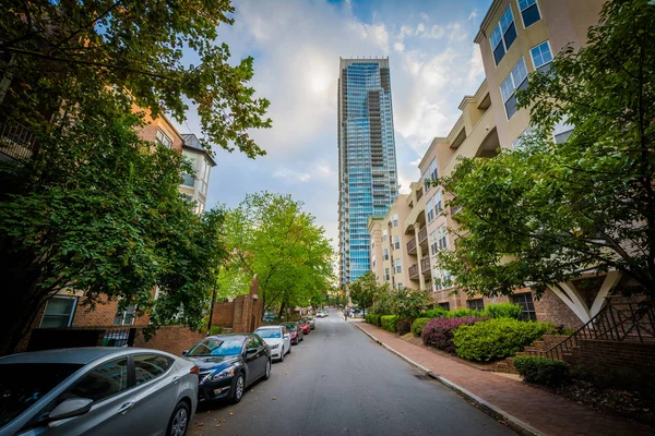 Pine Street en moderne wolkenkrabber, gezien in de vierde Ward van Ch — Stockfoto