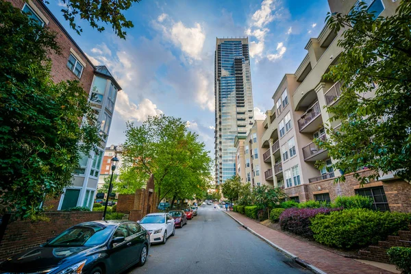 Pine Street et gratte-ciel moderne, vue dans le Quatrième arrondissement de Ch — Photo