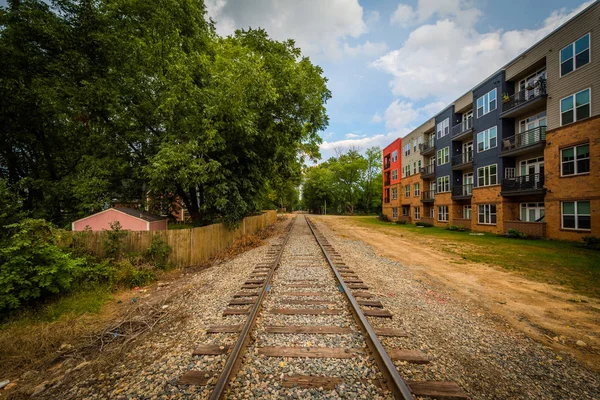 Järnvägsspåren och byggnader, i Noda, Charlotte, North Carolin — Stockfoto