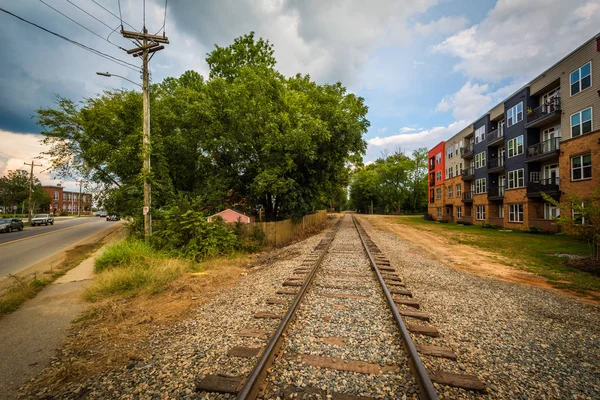 Järnvägsspåren och byggnader, i Noda, Charlotte, North Carolin — Stockfoto