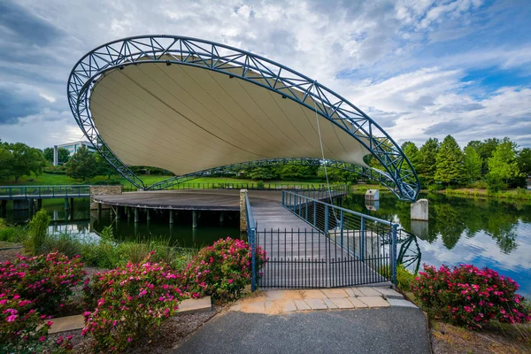 Stage over a lake, at Symphony Park in Charlotte, North Carolina — Stock Photo, Image