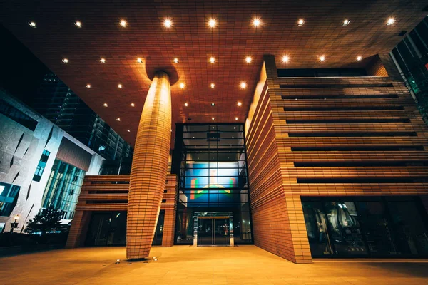 The exterior of the Bechtler Museum of Modern Art at night, in U — Stock Photo, Image