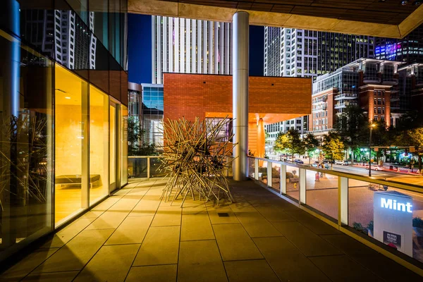 The exterior of the Mint Museum at night, in Uptown Charlotte, N — Stock Photo, Image