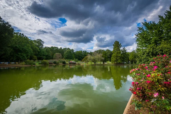 O lago no Freedom Park, em Charlotte, Carolina do Norte . — Fotografia de Stock