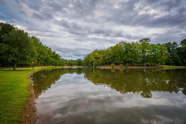 Le lac au Park Road Park, à Charlotte, Caroline du Nord . — Photo