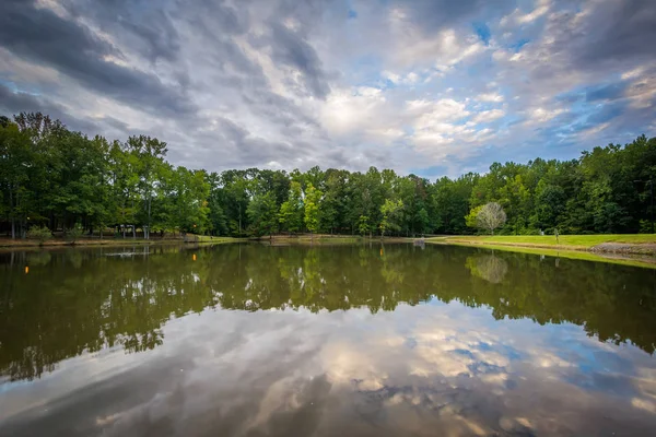 O lago no Park Road Park, em Charlotte, Carolina do Norte . — Fotografia de Stock