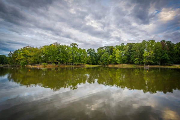 O lago no Park Road Park, em Charlotte, Carolina do Norte . — Fotografia de Stock