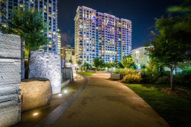 Geçit ve at Romare Bearden Pa görülen modern binalar gece,