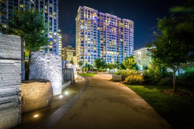 Geçit ve at Romare Bearden Pa görülen modern binalar gece,