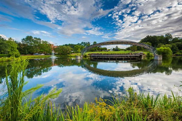 O lago no Symphony Park, em Charlotte, Carolina do Norte . — Fotografia de Stock
