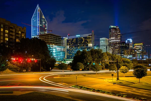 Vista di South Boulevard e lo skyline Charlotte di notte, in U — Foto Stock