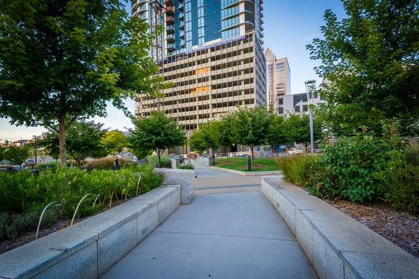 Pasarela y edificios vistos en Romare Bearden Park, en Uptown Cha — Foto de Stock