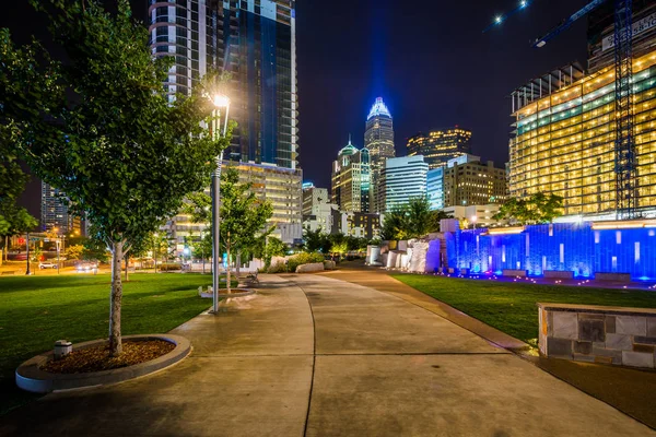 Walkway and modern buildings at night, seen at Romare Bearden Pa — Stock Photo, Image