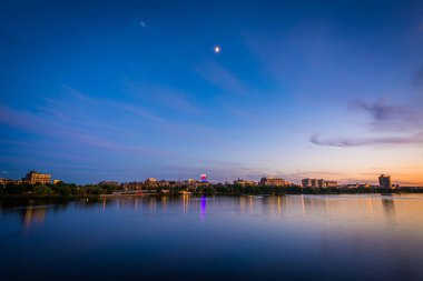 Gün batımında, Charles River Harvard köprüden Cambrid